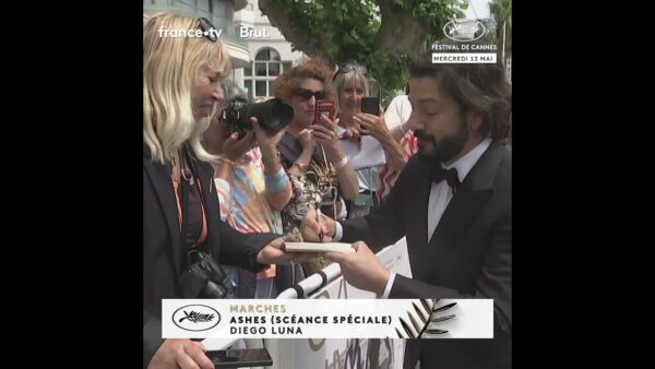 Le réalisateur Diego Luna partage un instant avec les spectateurs du Festival de Cannes !