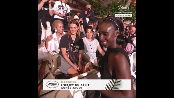 L&rsquo;actrice et maitresse de cérémonie, Eye Haïdara monte les marches pour le film L&rsquo;OBJET DU DELIT