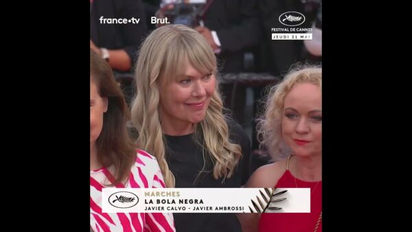 L’équipe du film ULYA, sélectionnée pour Un Certain Regard, s’avance vers le Palais des Festivals.