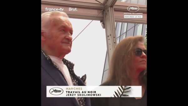 Jerzy Skolimowski foule le tapis rouge cannois accompagné d&rsquo;Ewa Skolimowski