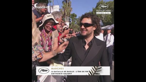 La séance de dédicace de l’acteur VINCENT LACOSTE au bord du tapis rouge !