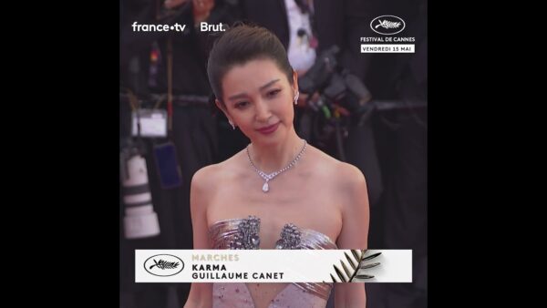 Simone Ashley illumine la montée des marches !
