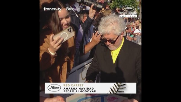 Pedro Almodóvar en séance de dédicaces avec ses admirateurs au festival de Cannes !