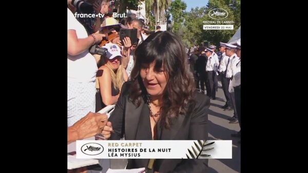 Romane Bohringer prend un instant pour saluer ses admirateurs !