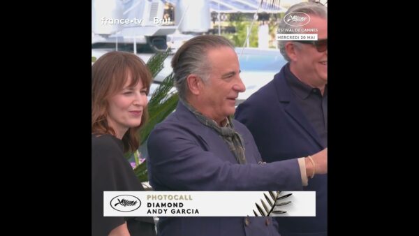Les sourires s’affichent sur les visages de l’équipe de DIAMOND lors du photocall !