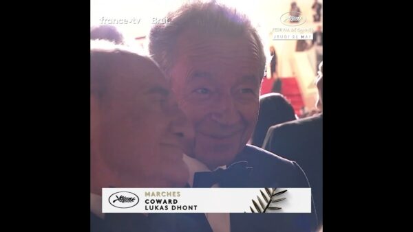 Michel Denisot et Pierre Lescure immotalisent leur montée des marches pour le film MON COLUCHE A MOI