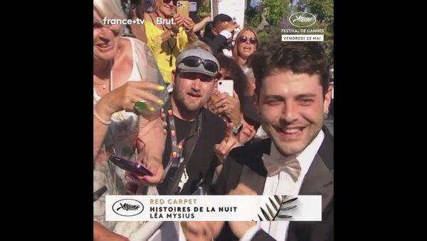 XAVIER DOLAN passe du temps avec ses fans sous le soleil cannois !