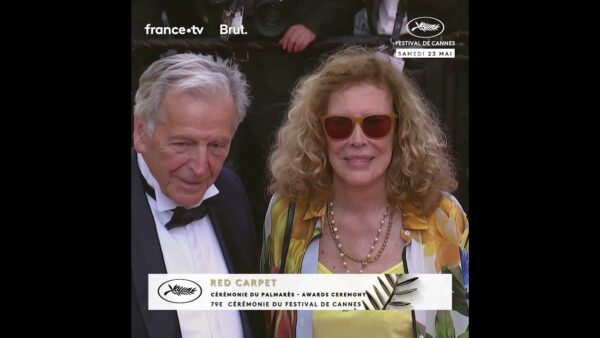 Costa Gavras au bras de son épouse Michèle Ray Gavras ne manque pas le dernier tapis rouge !