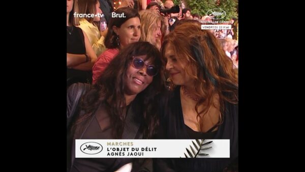 Agnès Jaoui au contact des festivaliers du Festival de Cannes lors de la montée de L&rsquo;OBJET DU DELIT