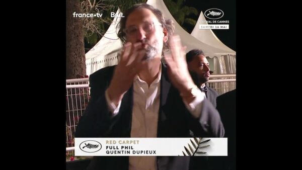 Gilbert Montagné inspire Eric Wareheim pour une danse sur le tapis rouge du Festival de Cannes !