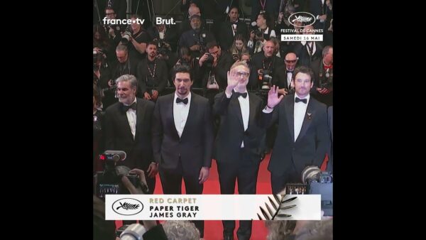 L&rsquo;équipe du film PAPER TIGER, en compétition du festival, entame leur montée des marches !