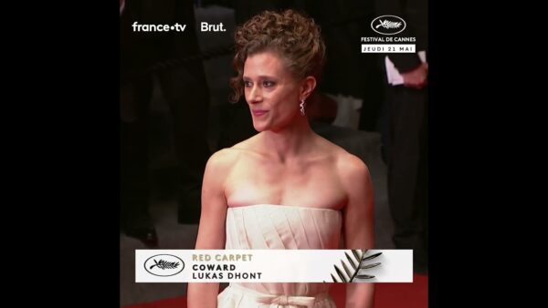Membre du jury, Laura Wandel répond présent au tapis rouge pour la première du film COWARD !