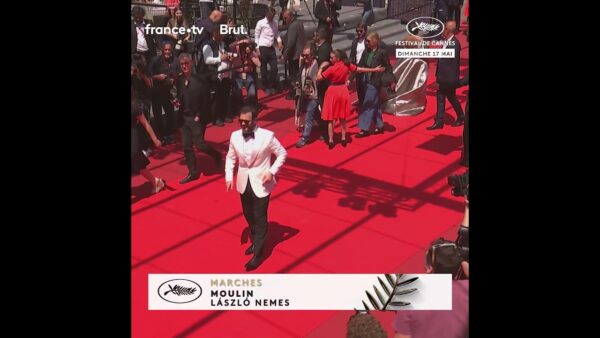 L&rsquo;acteur Hugo Becker pose sur le tapis rouge cannois.