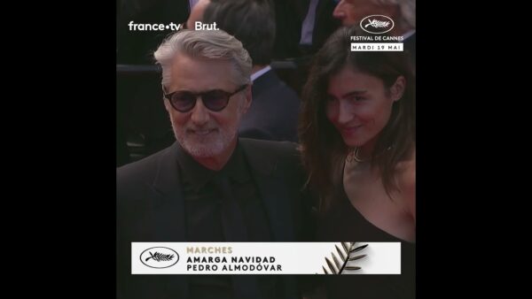 Le couple Antoine de Caunes et Daphné Roulier fait son apparition sur le tapis rouge.