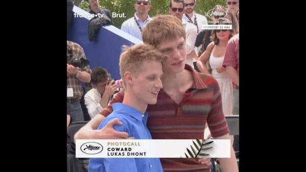 La complicité d&rsquo;Emmanuel Macchia et Valentin Campagne sur le photocall du film COWARD de Lukas Dhont