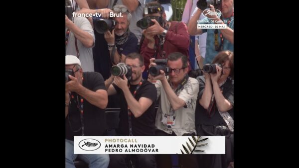 Pedro Almodóvar acclamé par les photographes lors du photocall !