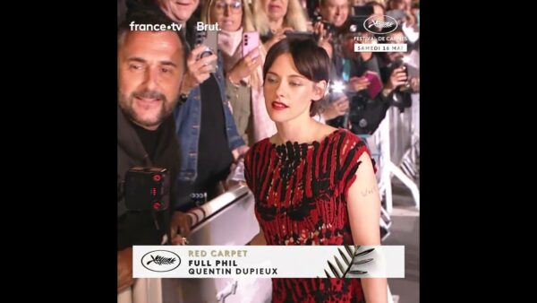 L&rsquo;actrice Kristen Stewart profite de son passage à Cannes pour saluer ses fans !