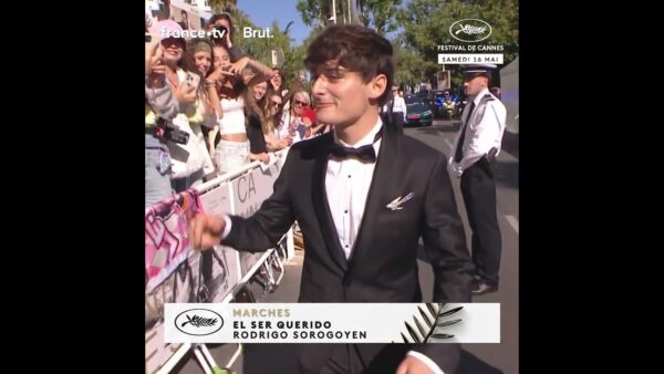 The actor of Stranger Things Noah Schnapp takes the time to greet his fans at the Cannes festival!