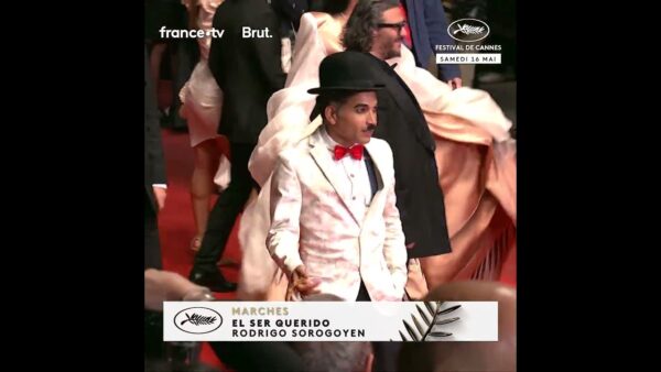 Les festivaliers s&rsquo;amusent et rendent hommage au personnage de Charlot sur le tapis rouge cannois !