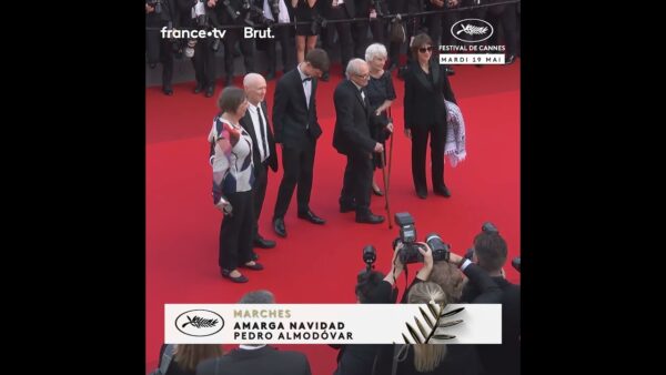 Ken Loach, figure emblématique du festival, fait une apparition sur le tapis rouge !