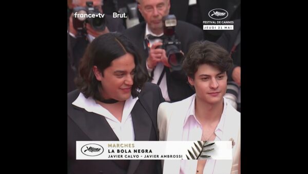 Moment d’allégresse pour le duo de réalisateurs Javier Calvo et Javier Ambrossi pour LA BOLA NEGRA !