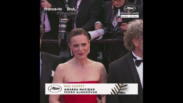 Pedro Almodóvar et son équipe sur le tapis rouge pour AMARGA NAVIDAD !