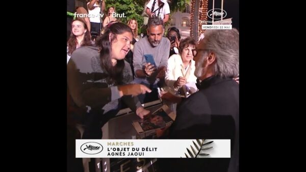 Séance de dédicace de Daniel Auteuil avant la montée des marches pour L&rsquo;OBJET DU DELIT d&rsquo;Agnès Jaoui