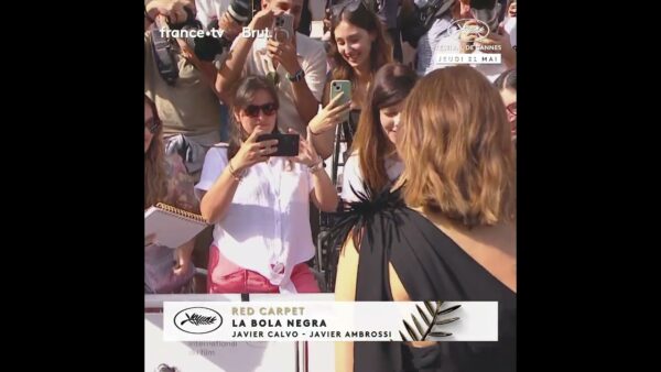 Penélope Cruz, accueillie sous les ovations des fans pour la montée de LA BOLA NEGRA !